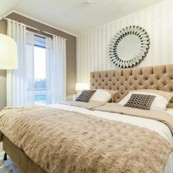 Boxspringdoppelbett mit erdfarbener Kopfseite und passender Bettwäsche